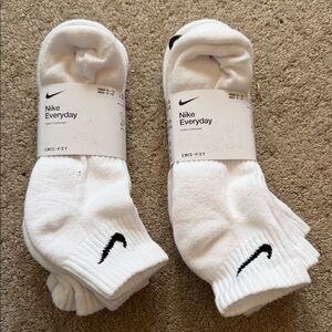 Nike Everyday Dri-FIT White Socks